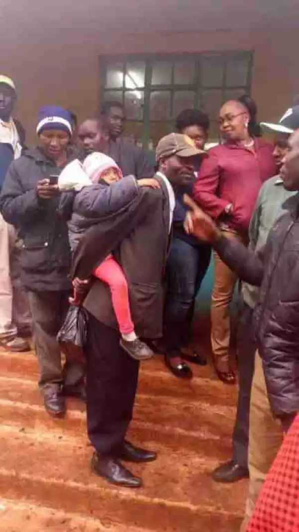 See What Men Were Spotted Doing At Polling Units In Kenya (Photos)